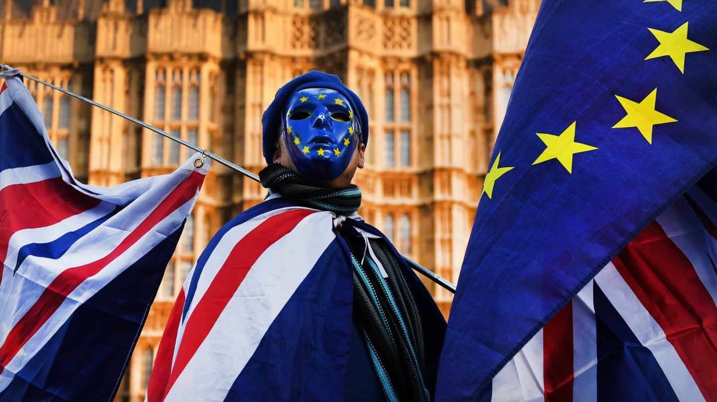 Un manifestante británico proeuropeísta denuncia ante Westminster el 'golpe' de Johnson