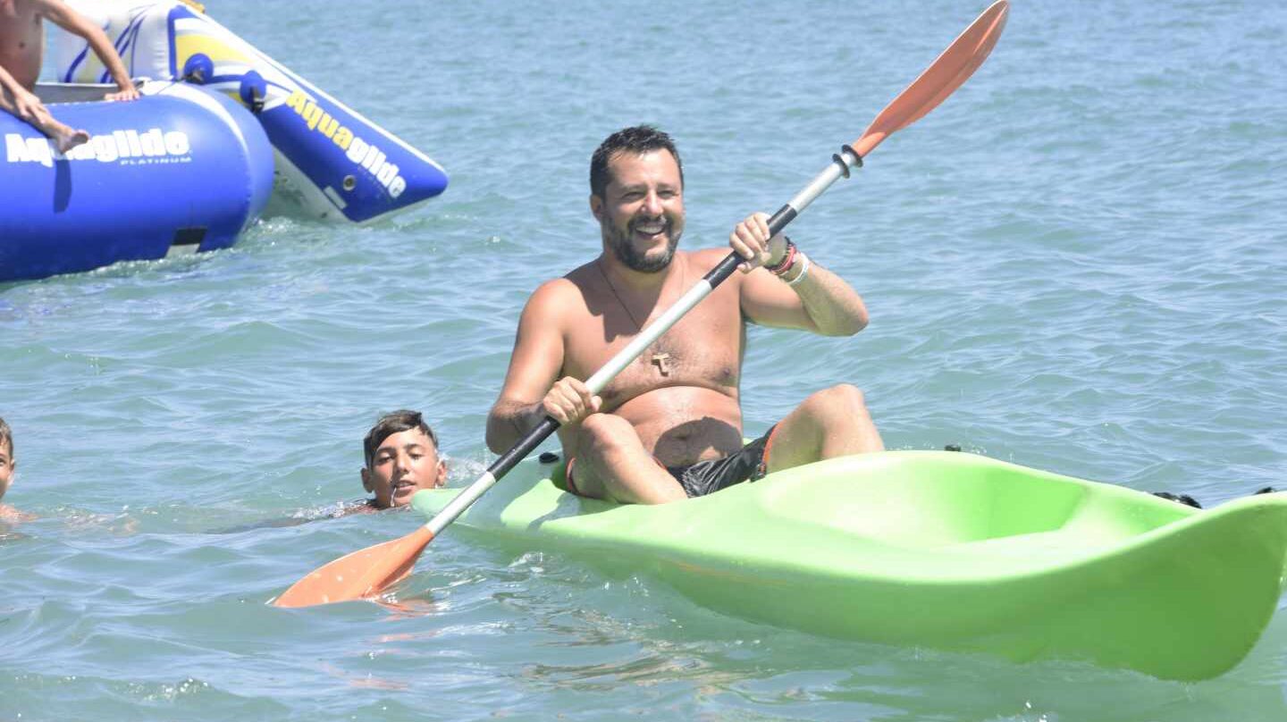Matteo Salvini, líder de la Liga, en su gira veraniega por las playas italianas.