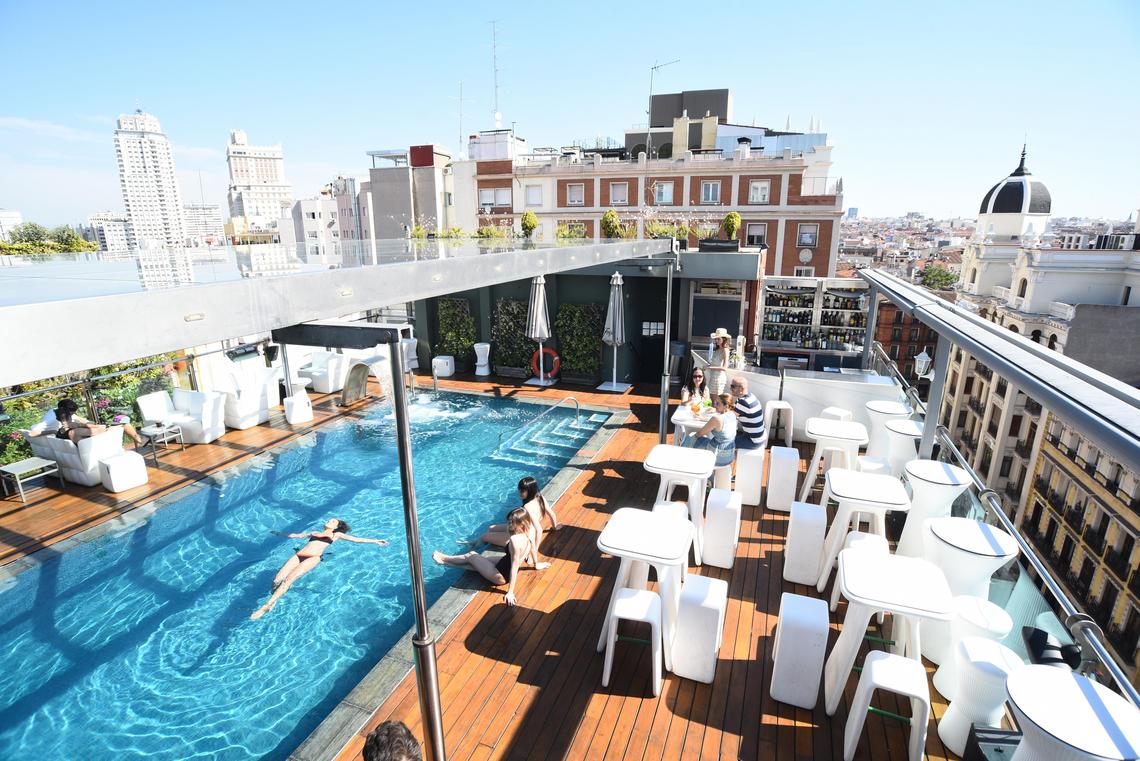 Piscina en Madrid en la terraza del Hotel Santo Domingo