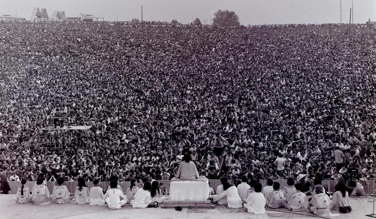 Inauguración de un Festival de Multitudinaria ceremonia inaugural de Woodstock