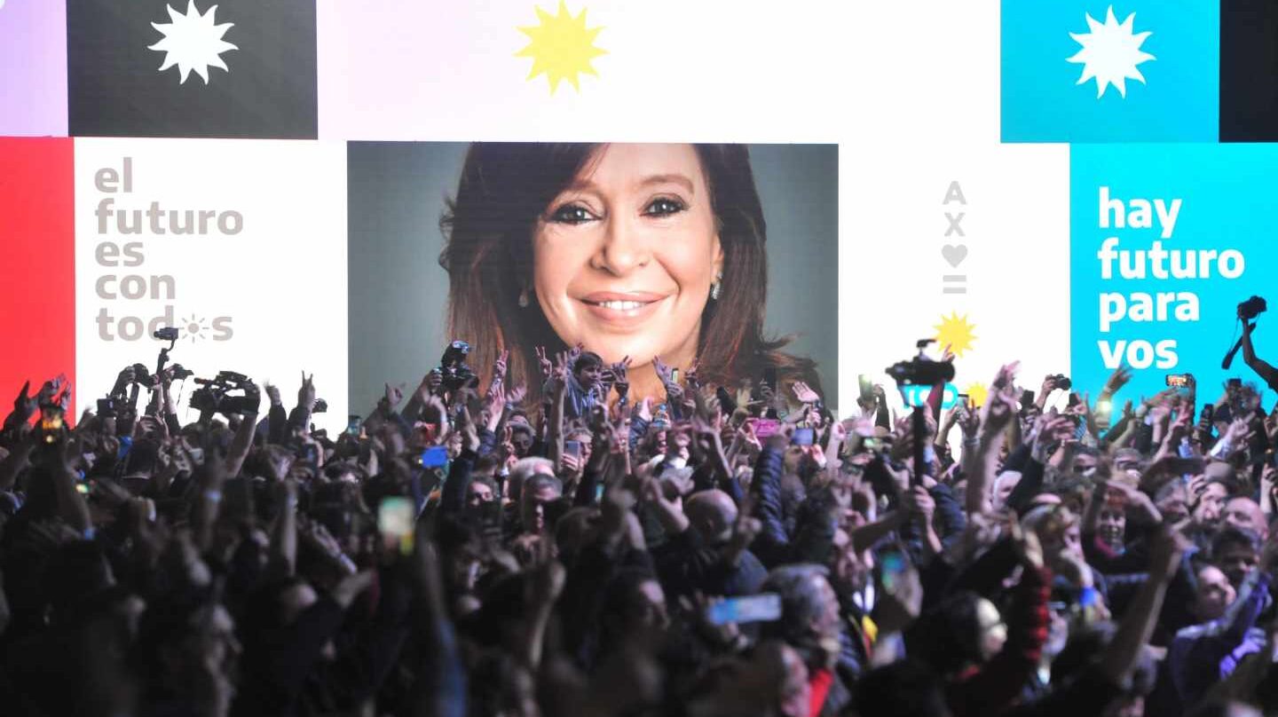 Seguidores peronistas aclaman Cristina Fernández de Kirchner, en imagen, al conocer la victoria en las primarias.