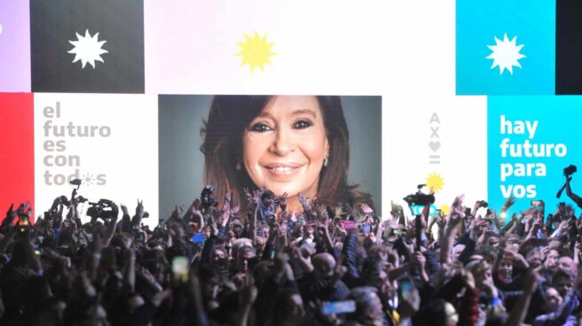 Victoria Kirchner Argentina Seguidores peronistas aclaman Cristina Fernández de Kirchner, en imagen, al conocer la victoria en las primarias.