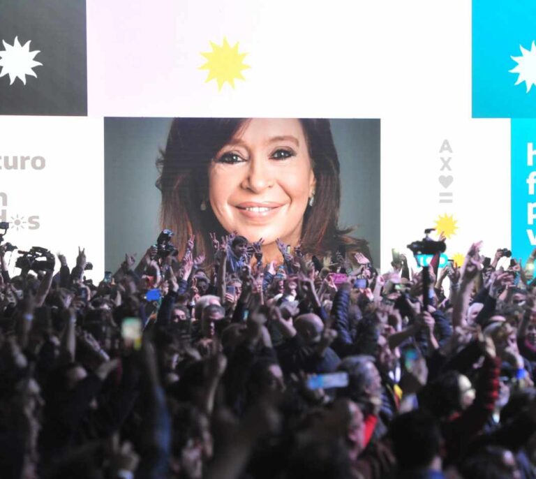 El peronismo arrasa en las elecciones primarias en Argentina frente a Macri