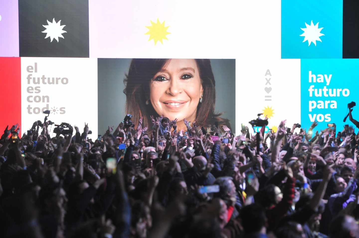 Seguidores peronistas aclaman Cristina Fernández de Kirchner, en imagen, al conocer la victoria en las primarias.