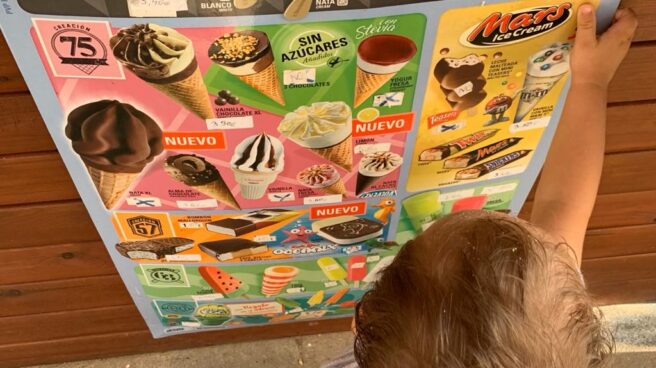 Un niño eligiendo helados.