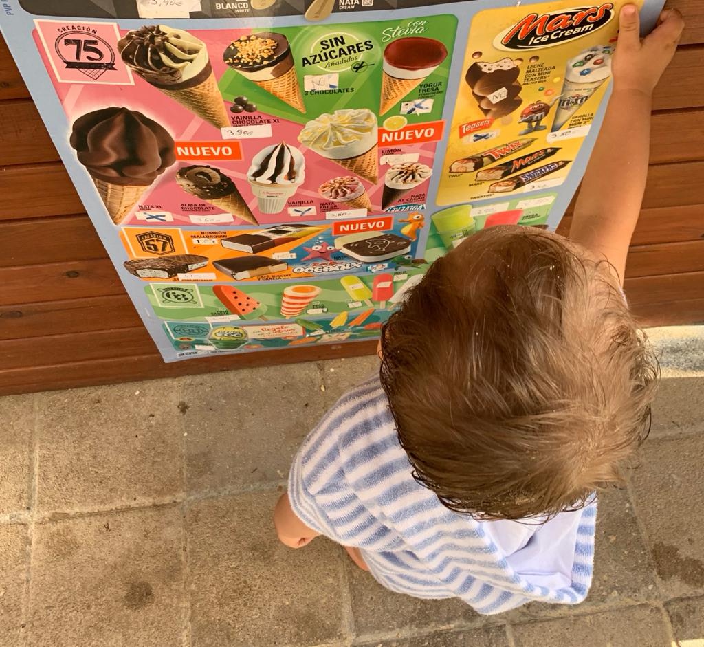 Un niño eligiendo helados.