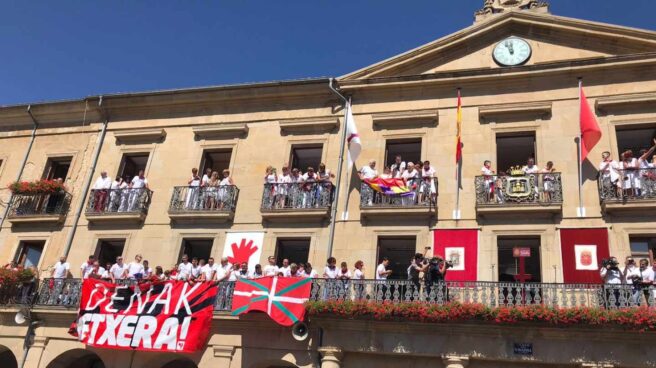 Tafalla exhibe en presencia de Chivite la ikurriña y una pancarta por los presos