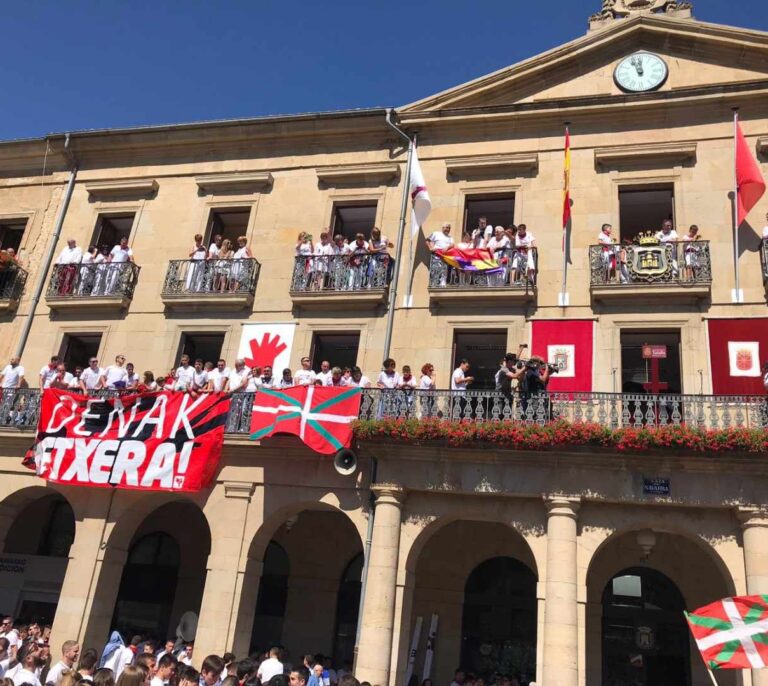 Tafalla exhibe en presencia de Chivite la ikurriña y una pancarta por los presos