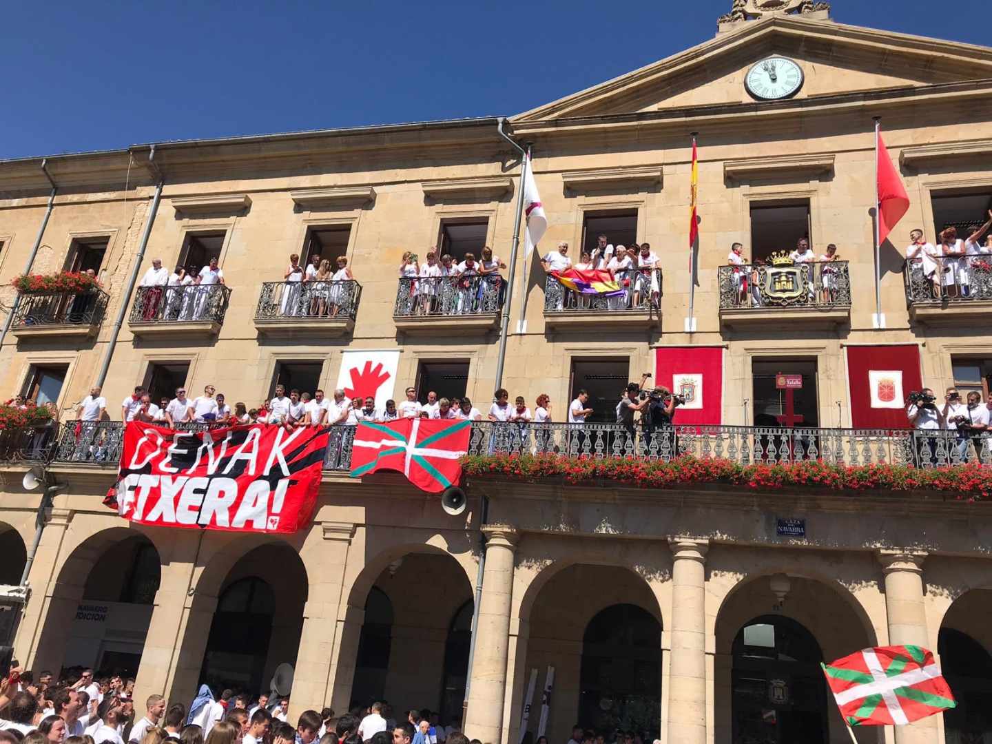 Tafalla exhibe en presencia de Chivite la ikurriña y una pancarta por los presos