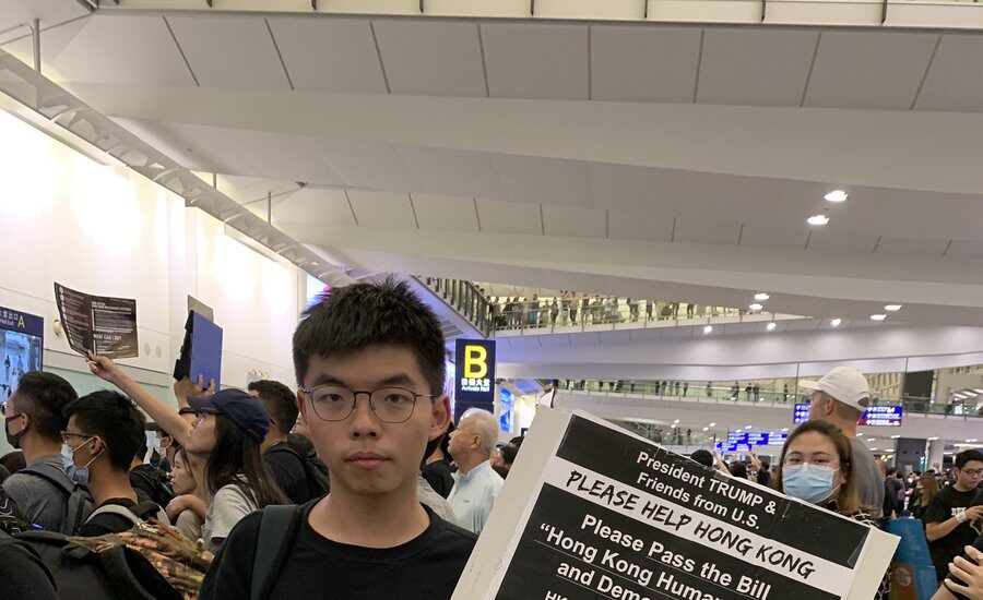 El joven activista Joshua Wong, en el aeropuerto de Hong Kong.
