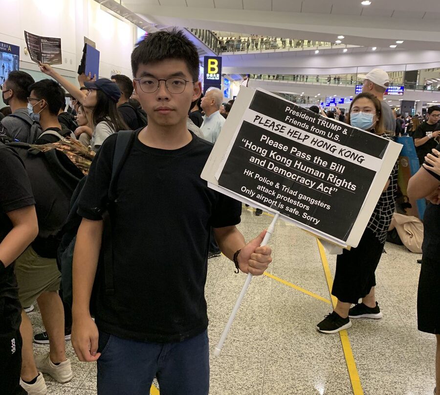 El joven activista Joshua Wong, en el aeropuerto de Hong Kong.