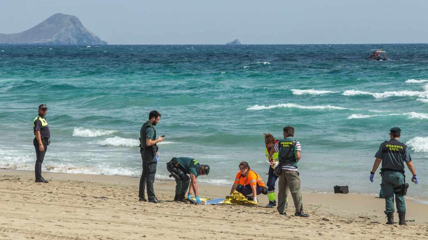 Agentes de la Guardia Civil y miembros de los servicios de Emergencias buscan restos del aparato siniestrado en una playa de la zona.
