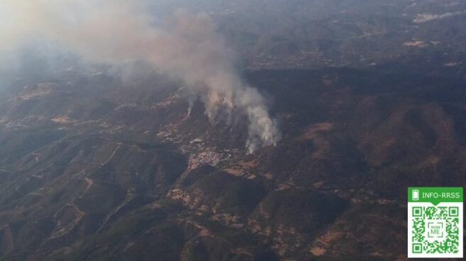 almonaster_la_real Vista aérea del incendio forestal en Almonaster la Real (Huelva).