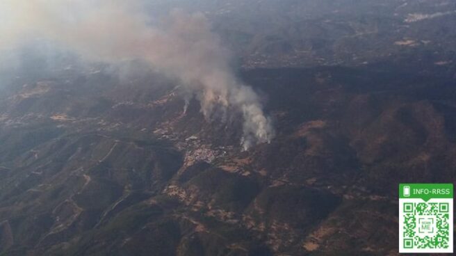 Vista aérea del incendio forestal en Almonaster la Real (Huelva).