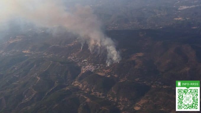 Vista aérea del incendio forestal en Almonaster la Real (Huelva).