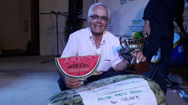 Antonio González posa con su sandía de 100 kilos, ganadora de la edición de 2019.