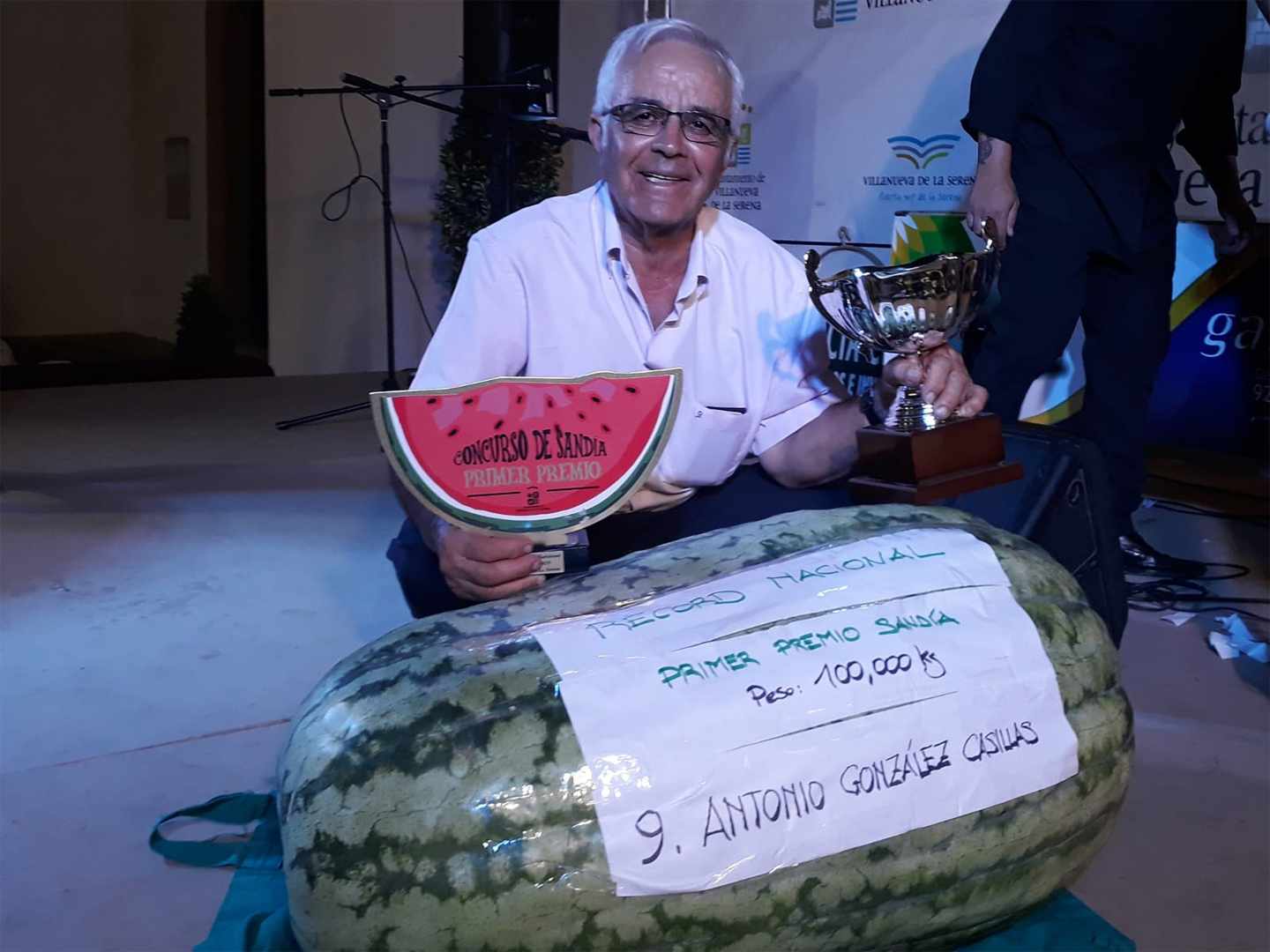 Antonio González posa con su sandía de 100 kilos, ganadora de la edición de 2019.