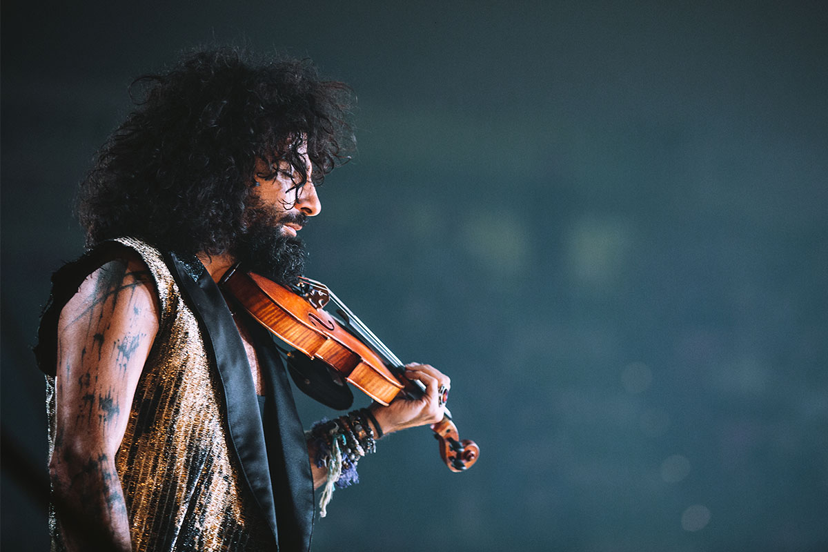 Ara Malikian tocando el violín en un concierto