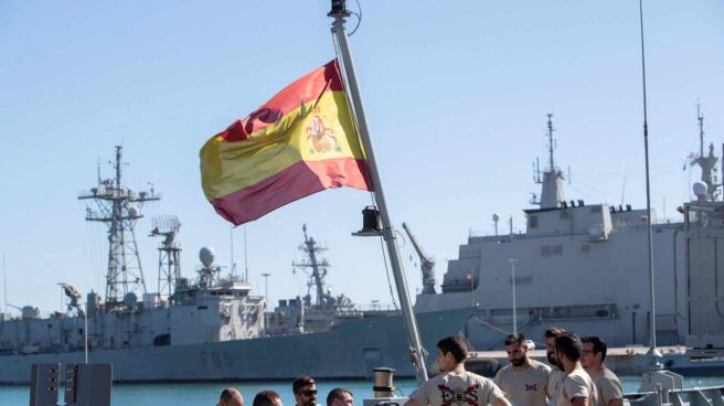 Marineros a bordo del buque Audaz, antes de partir desde Rota.