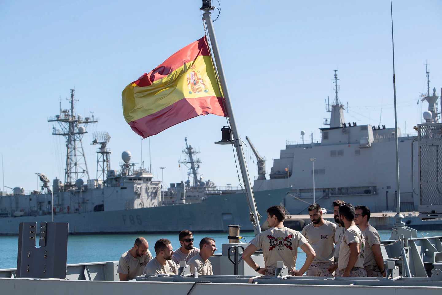 Marineros a bordo del buque Audaz, antes de partir desde Rota.