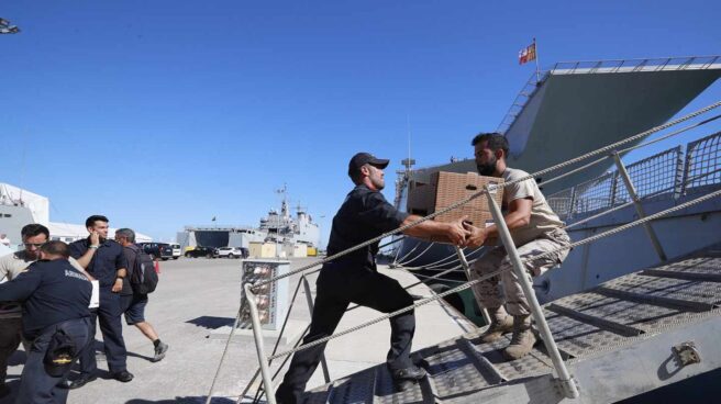 Militares cargan con víveres el buque Audaz antes de partir desde Rota, el martes.