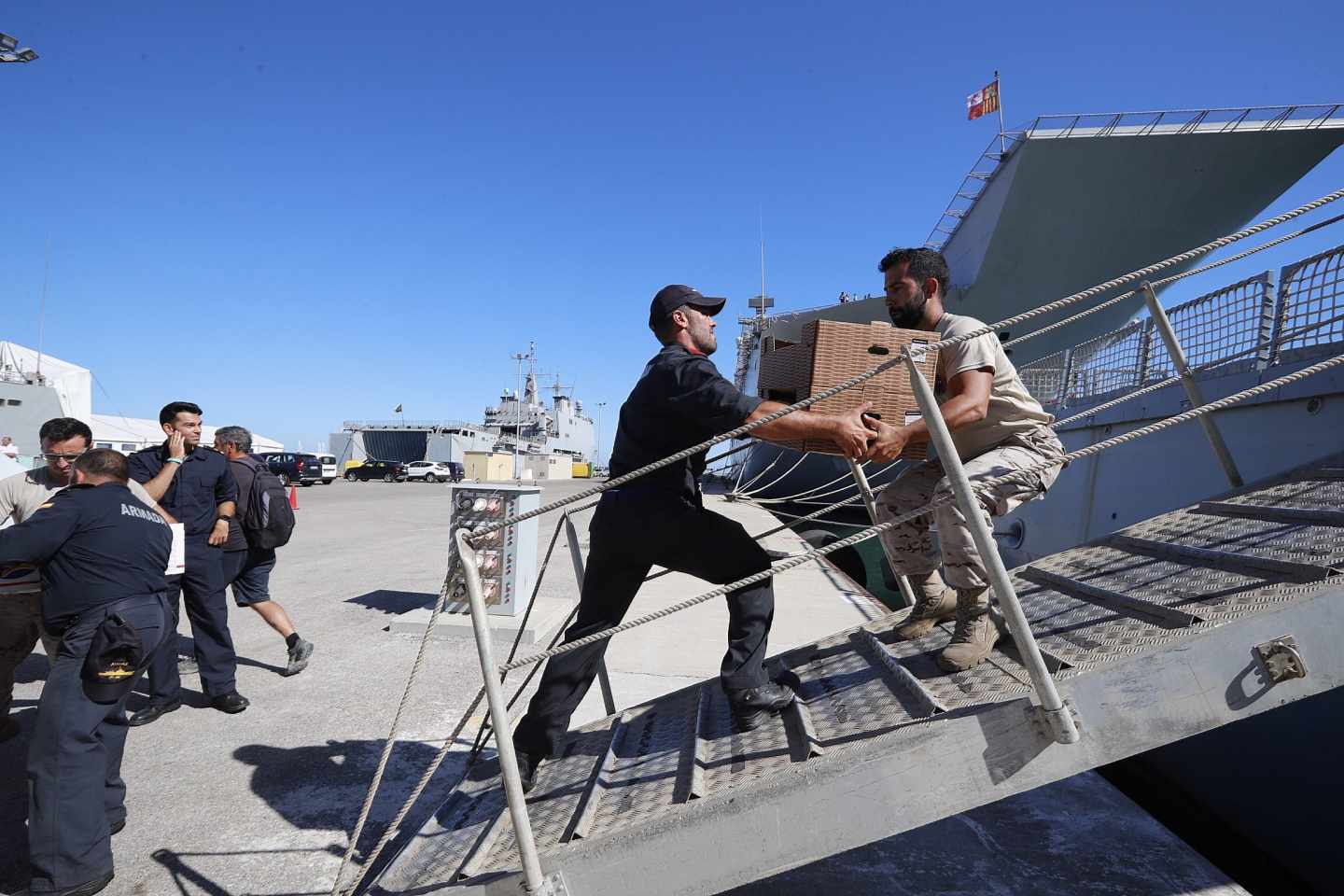 Militares cargan con víveres el buque Audaz antes de partir desde Rota, el martes.