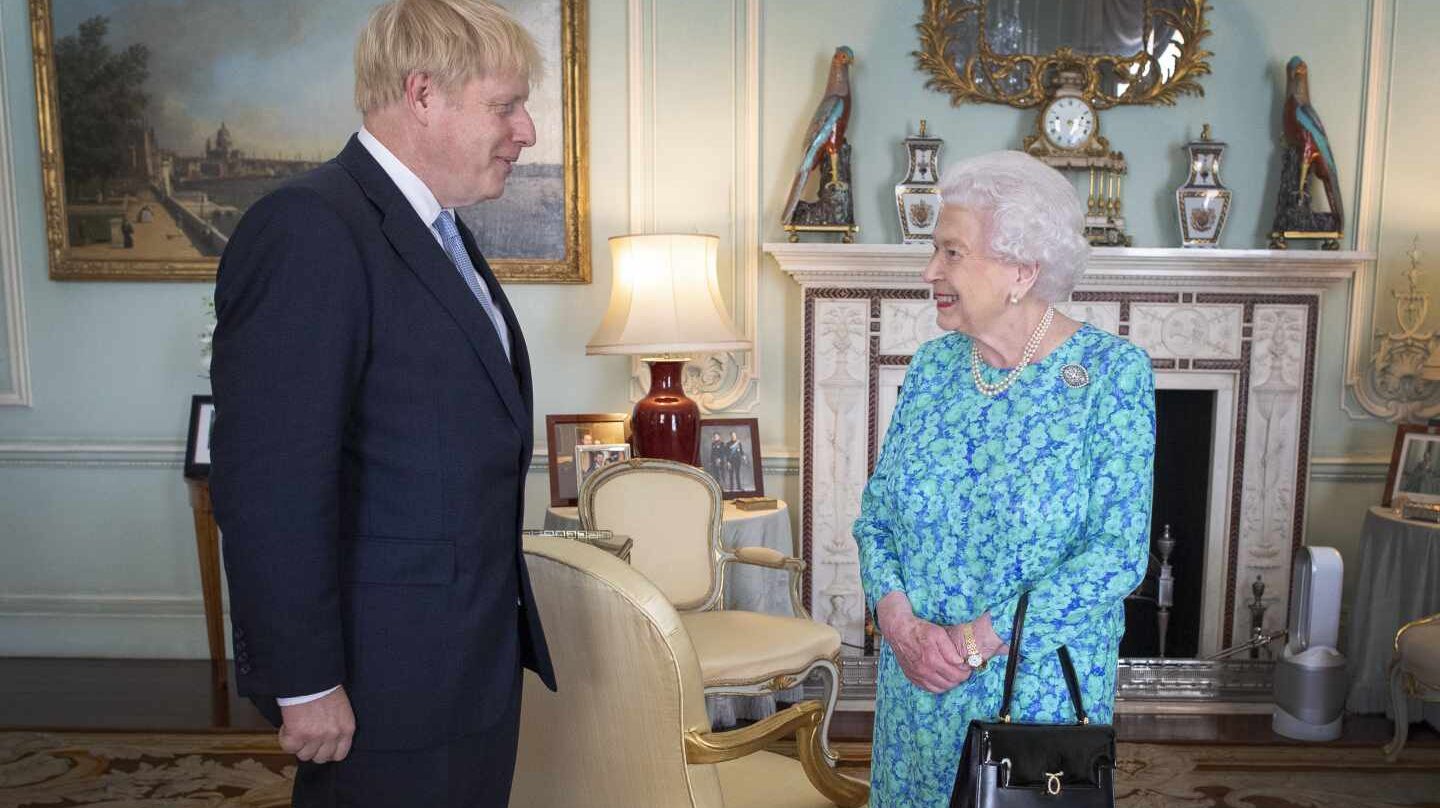 La Reina Isabel II recibe a Boris Johnson como primer ministro.