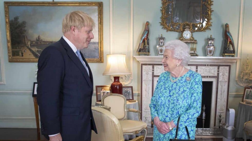 La Reina Isabel II recibe a Boris Johnson como primer ministro.