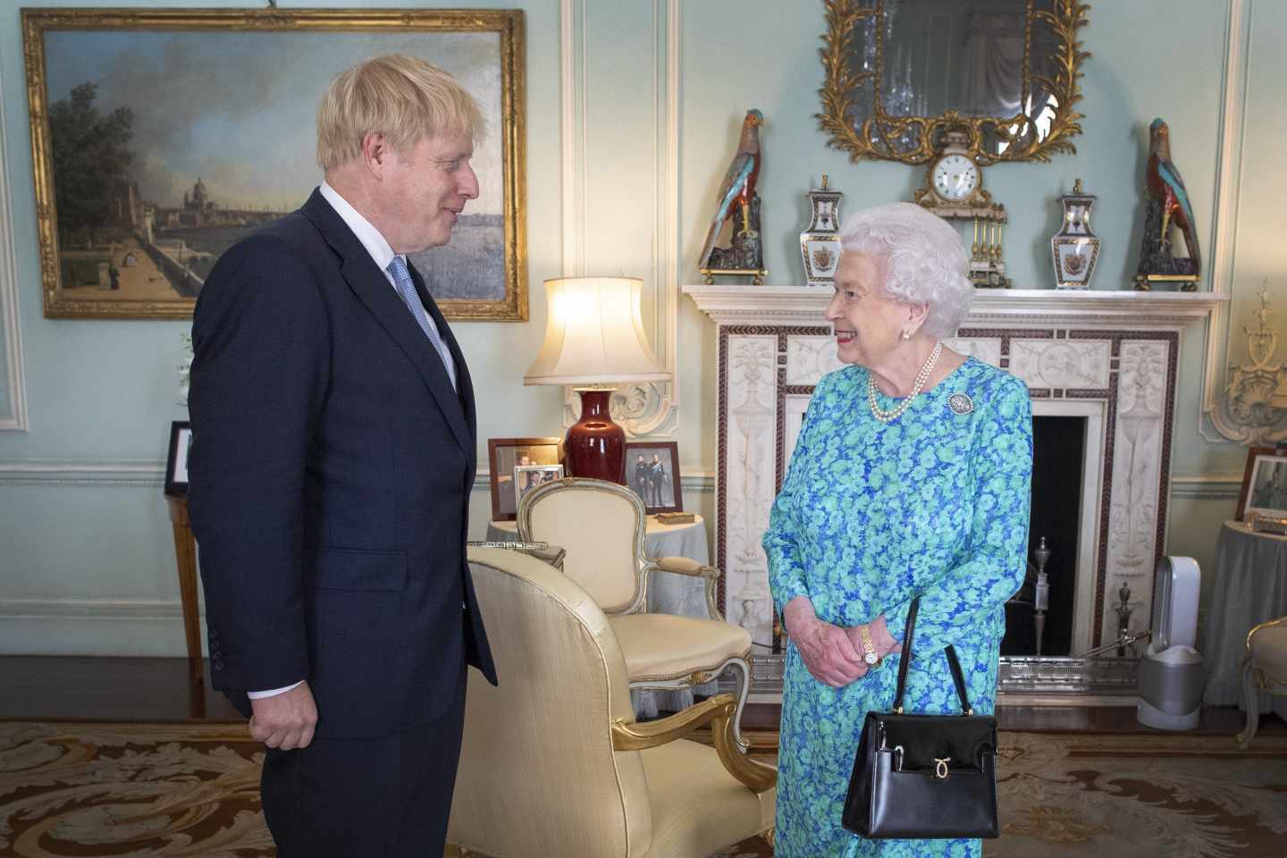 La Reina Isabel II recibe a Boris Johnson como primer ministro.