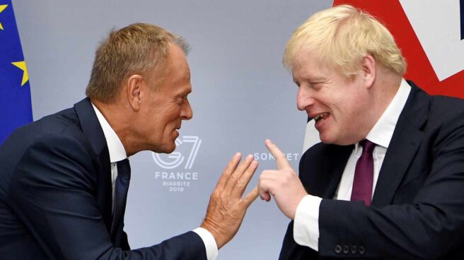 El presidente del Consejo Europeo, Donald Tusk, y el primer ministro británico, Boris Johnson, durante la cumbre del G-7 en Biarritz.