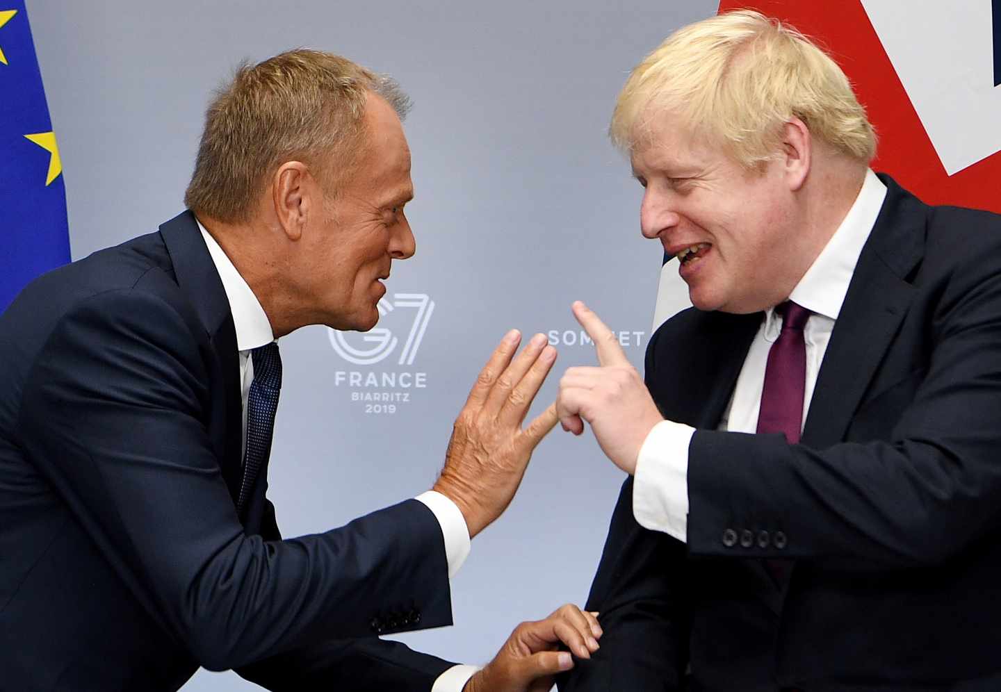 El presidente del Consejo Europeo, Donald Tusk, y el primer ministro británico, Boris Johnson, durante la cumbre del G-7 en Biarritz.