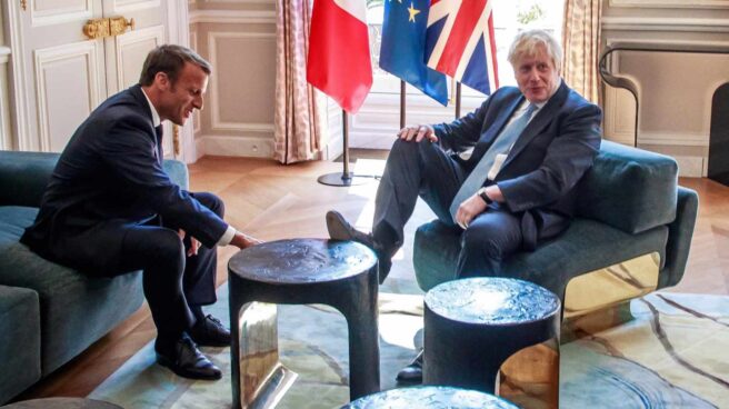 Boris Johnson, con el pie sobre la mesa durante su encuentro con Emmanuel Macron en París.
