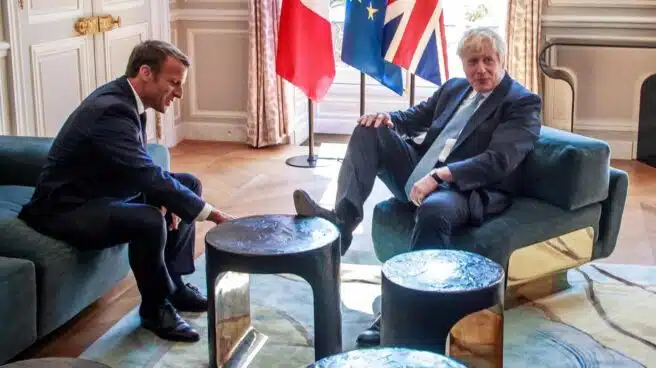 La verdadera (e inofensiva) historia de los pies sobre la mesa de Boris Johnson