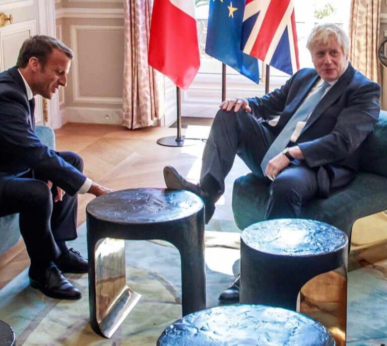 La verdadera (e inofensiva) historia de los pies sobre la mesa de Boris Johnson