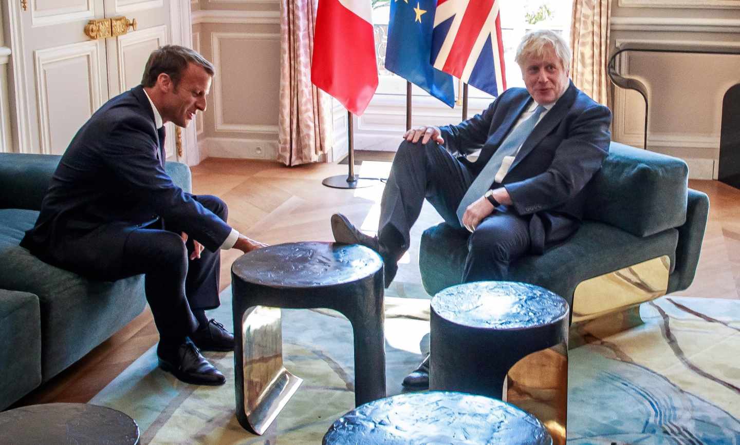 Boris Johnson, con el pie sobre la mesa durante su encuentro con Emmanuel Macron en París.