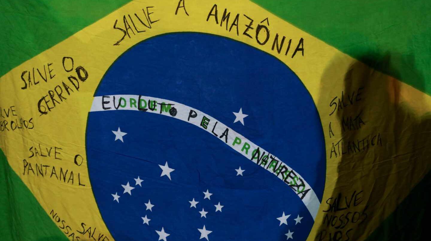 Una bandera brasileña, en las protestas contra los incendios en el Amazonas.