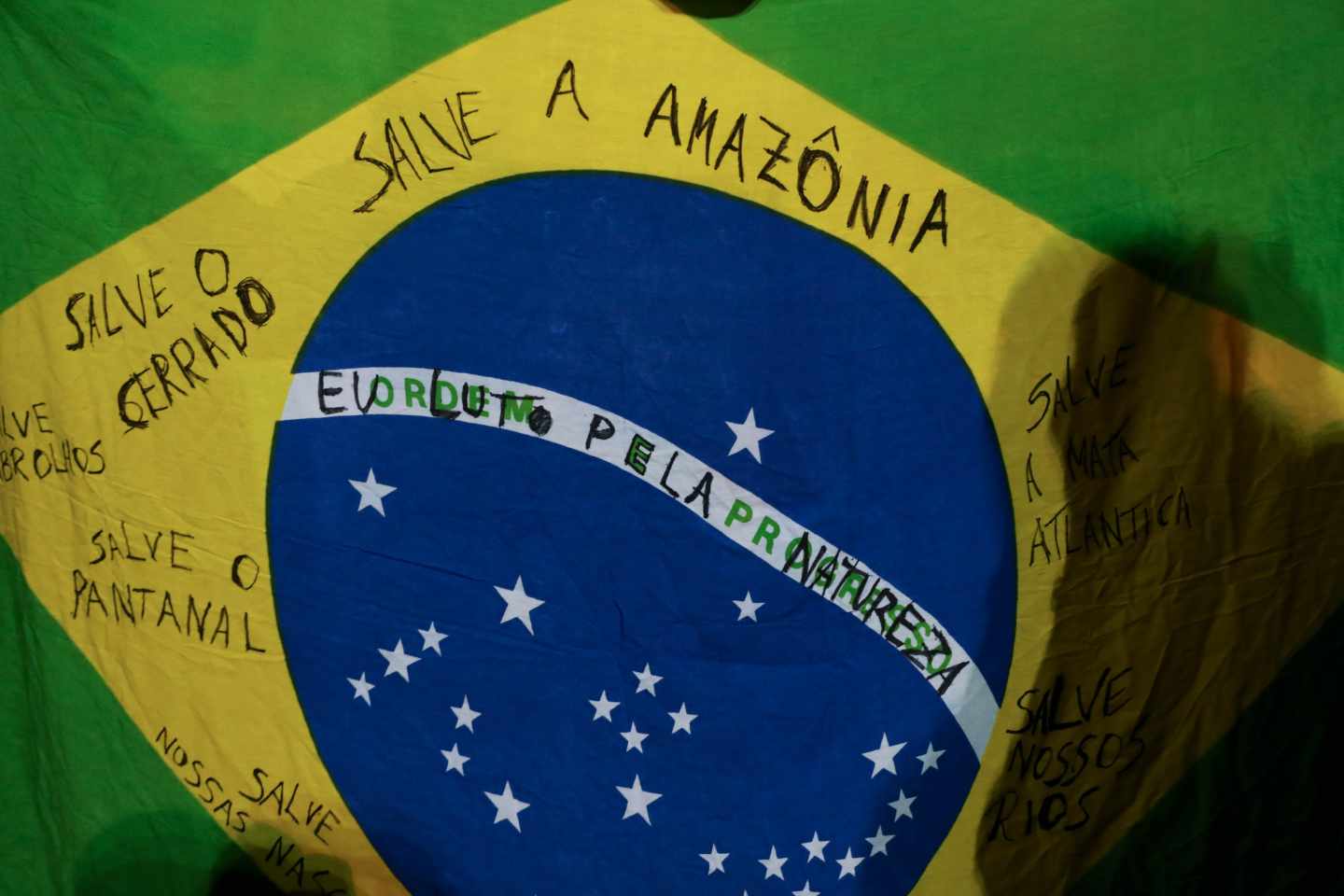 Una bandera brasileña, en las protestas contra los incendios en el Amazonas.