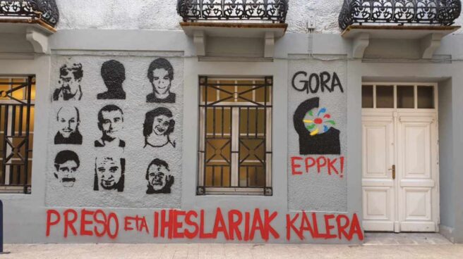carteles presos Pintadas a favor de los presos de ETA en Errentería.