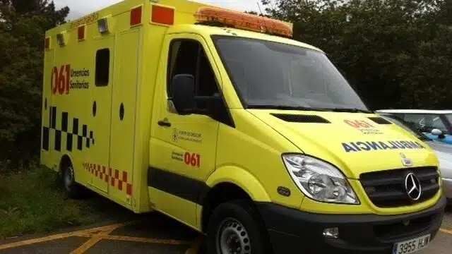 Cinco heridos al caerse una ambulancia a un río en A Coruña con cuatro pacientes
