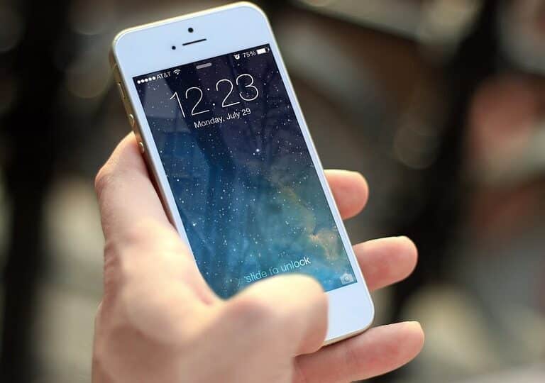 El secreto de los hombres para ligar por internet: tener un iPhone y no un Android
