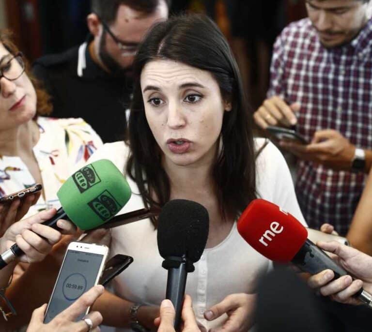 Montero reaparece para atacar a Sánchez y le acusa de compartir intereses con Ana Botín