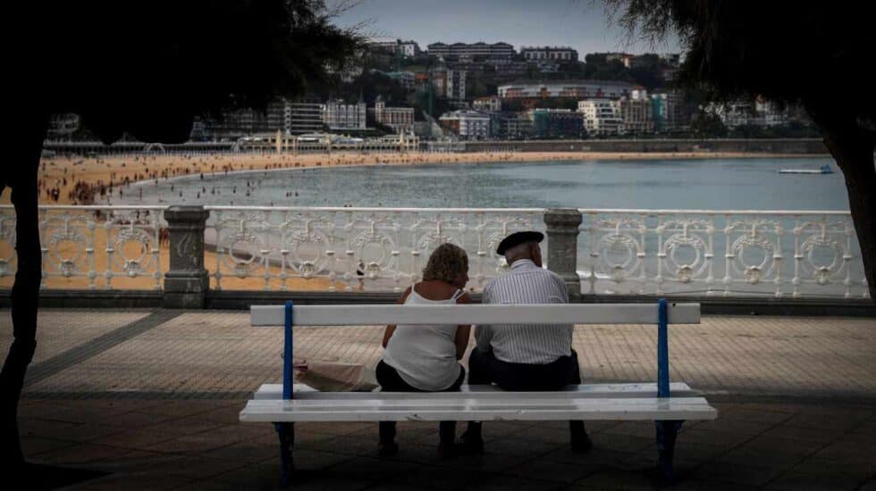 Una pareja descansa en un banco en la playa de La Concha, en San Sebastián, este lunes.