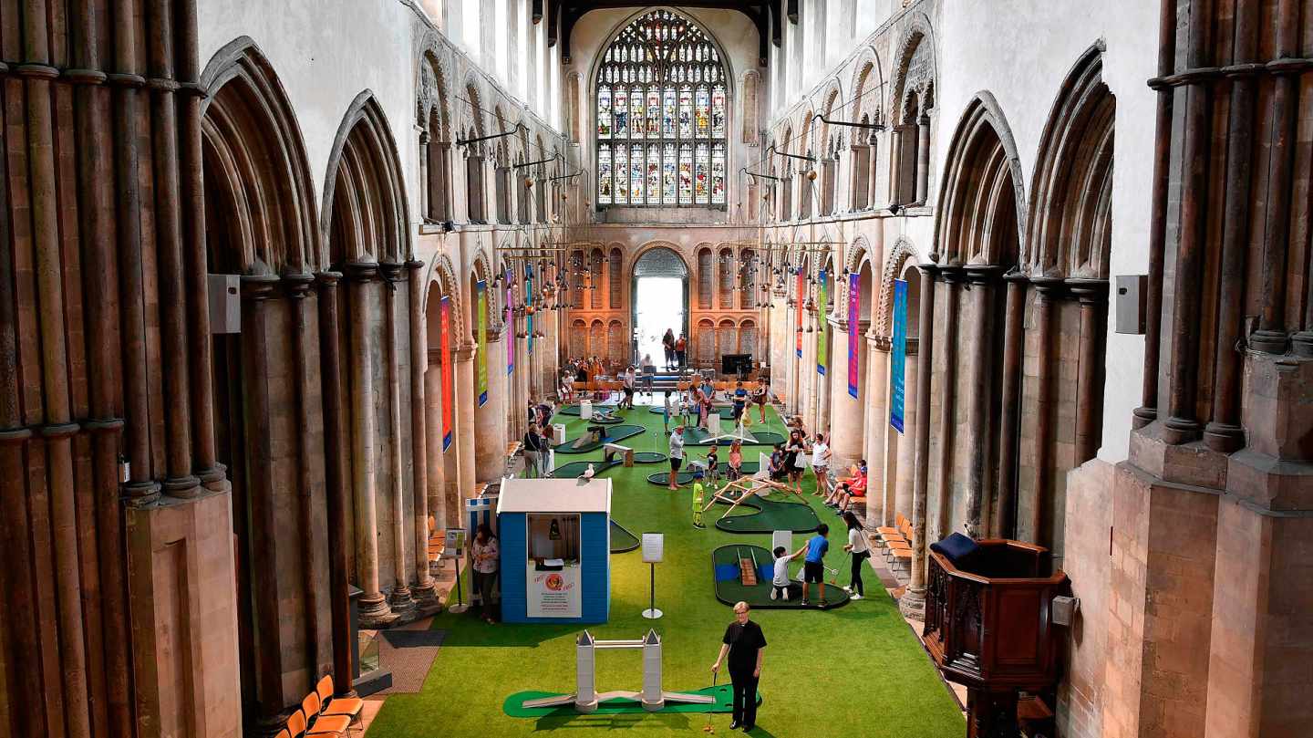 Minigolf en la catedral de Rochester.