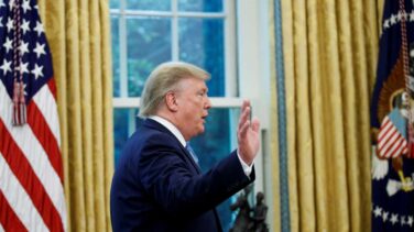 Trump responde a China y sube los aranceles de miles de productos básicos al 30%