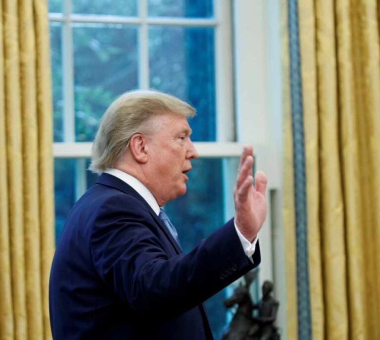 Trump responde a China y sube los aranceles de miles de productos básicos al 30%