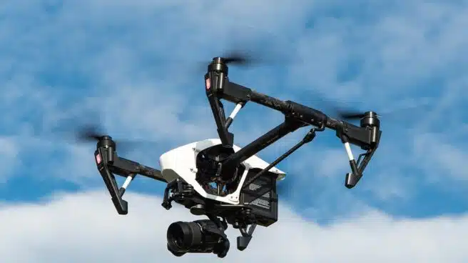 Unos drones con altavoces en Madrid instan a los ciudadanos a que vuelvan a sus casas