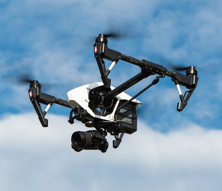 Unos drones con altavoces en Madrid instan a los ciudadanos a que vuelvan a sus casas