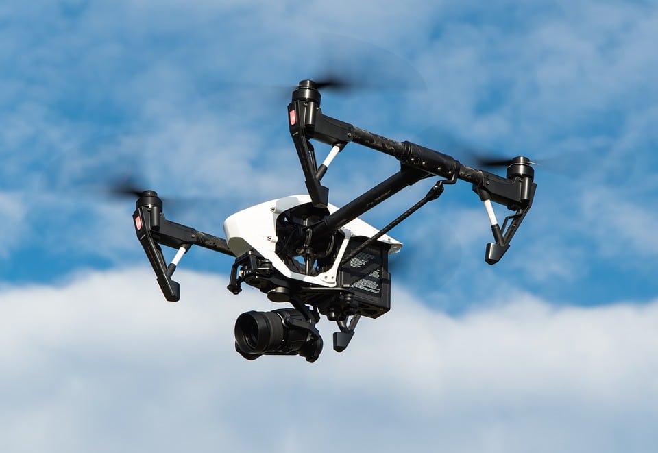 kugle fantom Føde Unos drones con altavoces en Madrid instan a los ciudadanos a que vuelvan a  sus casas