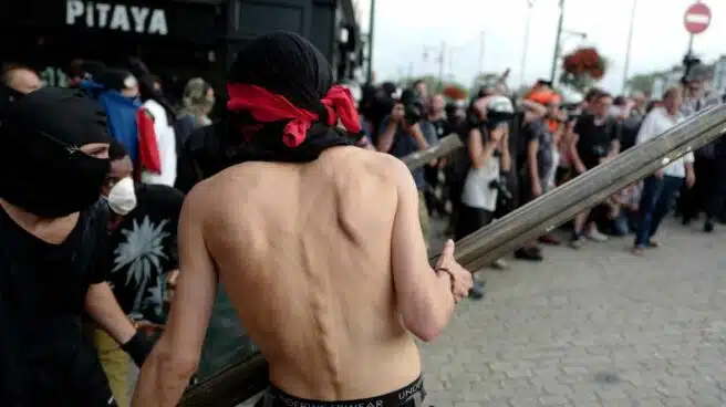Graves disturbios en Baiona durante una manifestación no autorizada contra el G-7