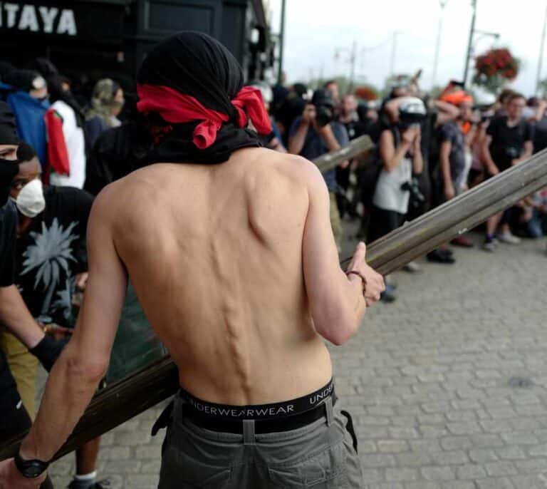 Graves disturbios en Baiona durante una manifestación no autorizada contra el G-7